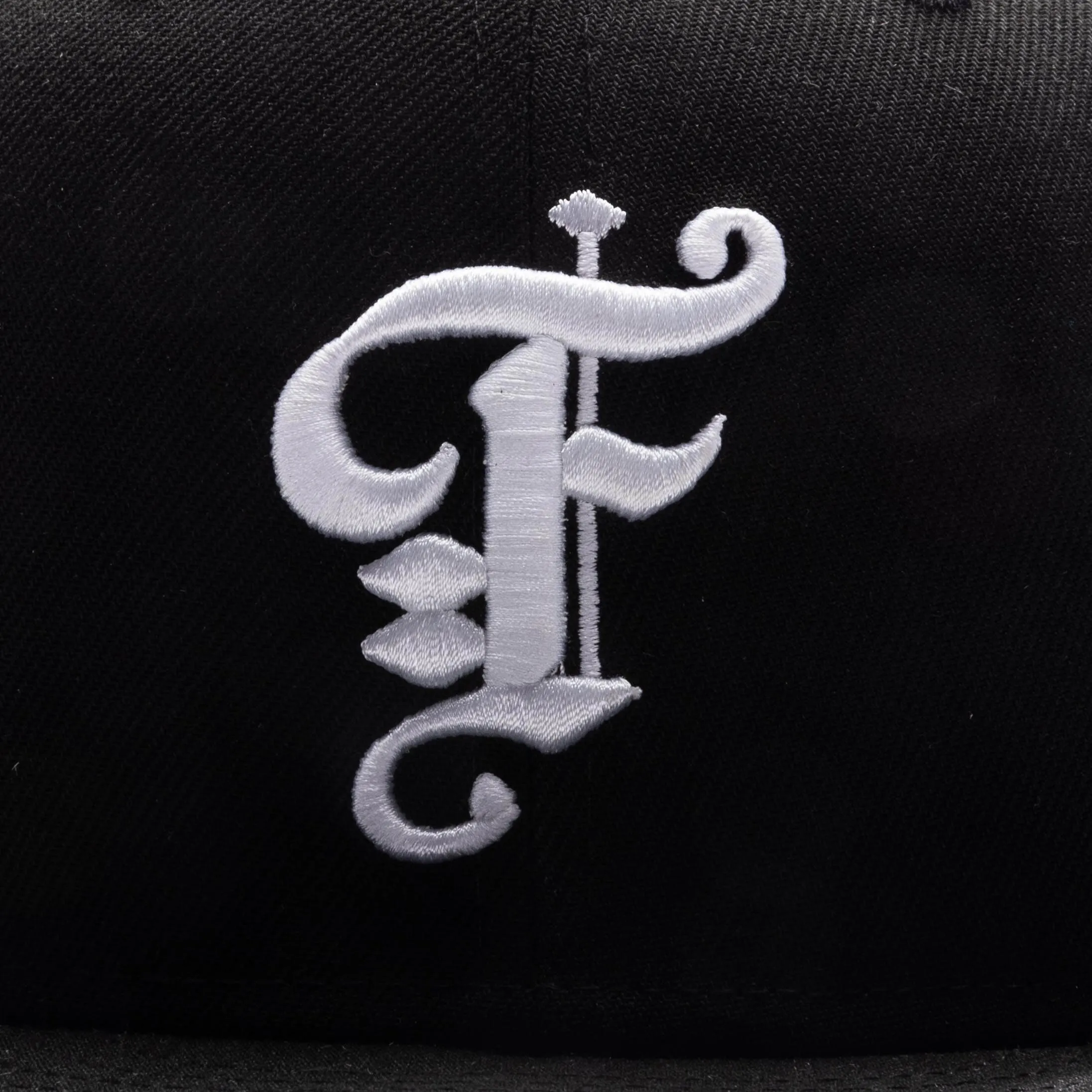 Feature x New Era Old English Scottsdale Fitted - Black/Snow Grey